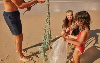 Müll sammeln am Strand