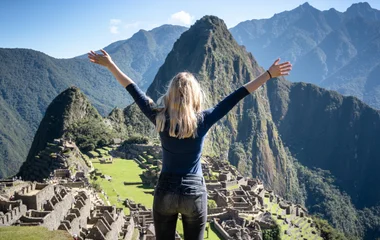 femme devant le machu picchu au pérou