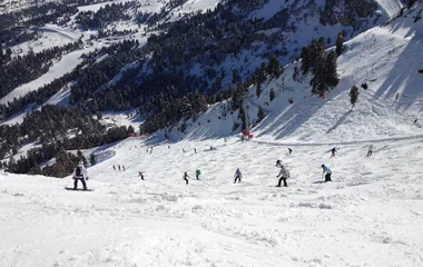 Homem e mulher escolhendo equipamentos de esqui.
