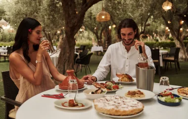 Casal fazendo refeição em um dos restaurantes Club Med Marrakech La Palmeraie