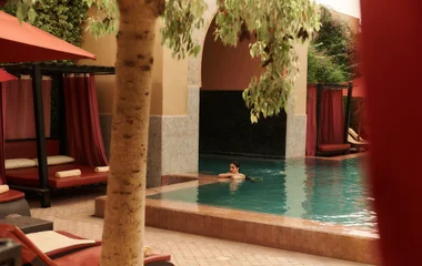 Femme qui se baigne dans une piscine à Marrakech La Palmeraie