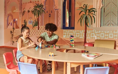 Niña en el club de niños.