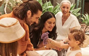 Crianças e pais desfrutando de resort all inclusive para família no Brasil.