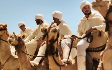Aldeia berbere tradicional nas montanhas do Alto Atlas