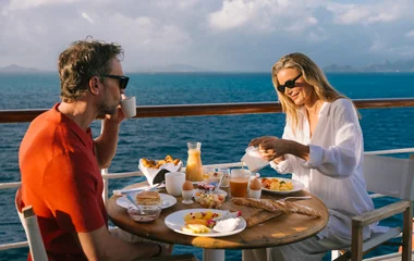 Couple qui prend son petit déjeuner sur un bateau