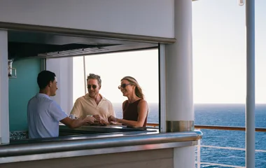 Pareja de hombre y mujer en el bar de Club Med.