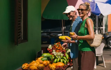 Pareja mirando frutas en un mercado durante una excursión.