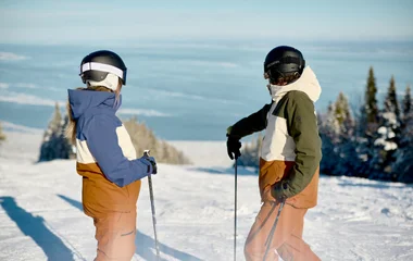 Dois esquadores olhando para um rio.