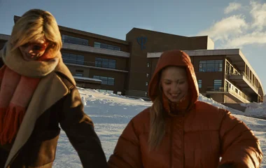 Mulheres sorrindo na neve.