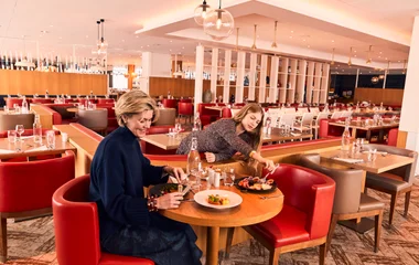 Duas pessoas em um restaurante de um dos resorts Club Med.