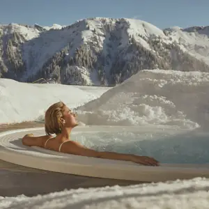 Mujer en la piscina de un resort de nieve.
