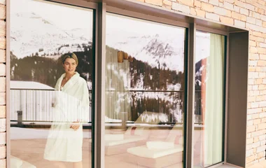 Hóspede nas facilidades do Spa Club Med observando as montanhas nevadas