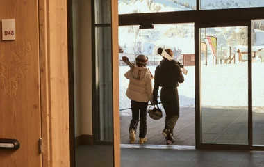 Mãe e filha saindo para esquiar