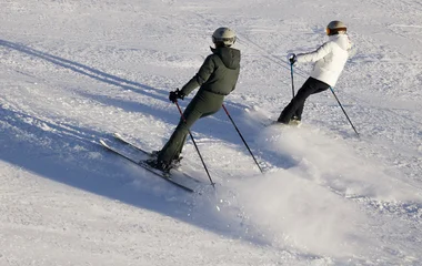 Dos personas esquiando.