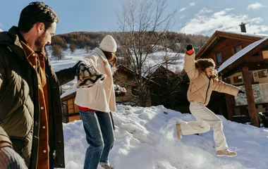 La familia disfruta de un viaje de esquí rodeada de nieve.