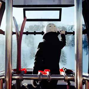 Mulher usando roupa para esquiar.