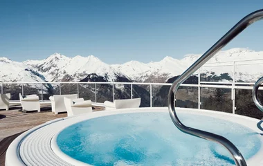 Jacuzzi com vista para a neve