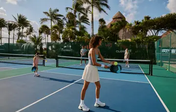 Família jogando tênis.
