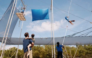 Família reunida ao ar livre no resort Club Med Lake Paradise.