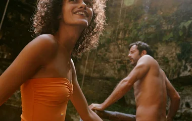 Couple à Cancún dans un cenote