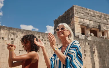 cancun mexique deux femmes devant des pyramides