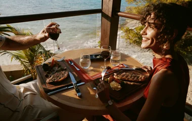 Couple en train de manger de la viande