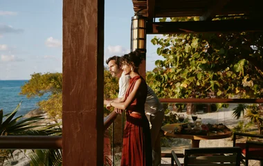 casal pegando sol na praia