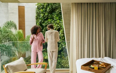 Casal na suíte do La Réserve, linha Exclusive Collection do resort Club Med Rio das Pedras