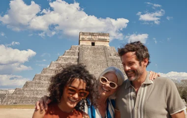 Famille devant un temple maya au Mexique