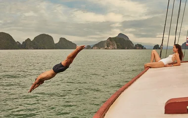 Deux personnes sur un bateau à Phuket en Thaïlande