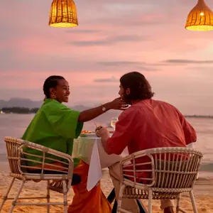 casal feliz na praia