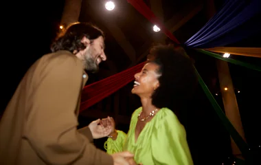 Casal curtindo uma festa