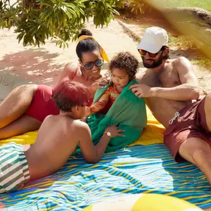 mulher sentada em deque de barco