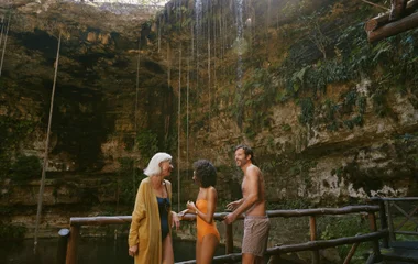 Famille dans un cenote au Mexique