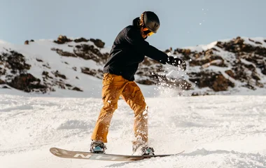 Homme faisant du snowboard à Val Thorens