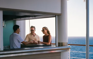 Personnes qui discutent sur le pont d'un bateau