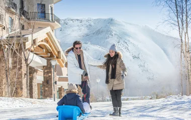 Família brincando na neve