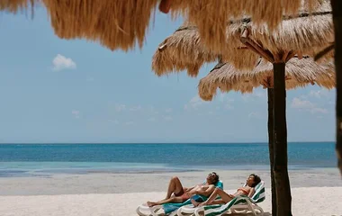 Couple qui se détend au bord de la plage au Mexique