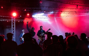 Uma apresentação acontecendo no palco com espectadores