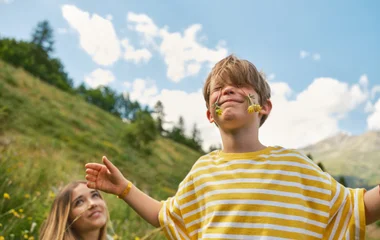 Bambino a Pragelato Sestriere in vacanza con la famiglia