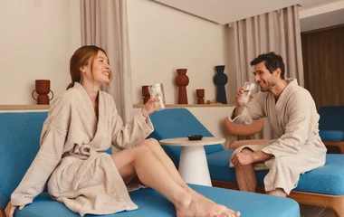 Casal de roupão no spa.