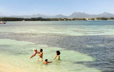 Famille se baignant à l'île Maurice