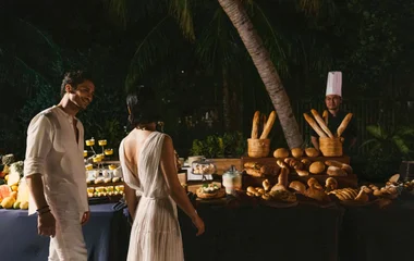 Mann und Frau am Buffet