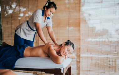 Frau bekommt eine Massage