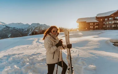 Esquiadora em frente ao resort