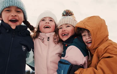 Crianças curtindo as férias na neve no Club Med.