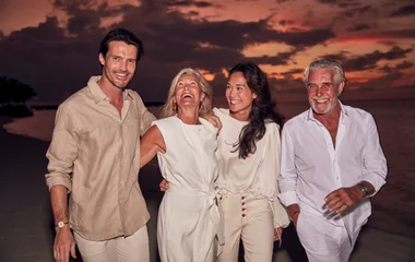 Familie abends am Strand