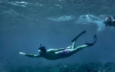 Zwei Personen am tauchen