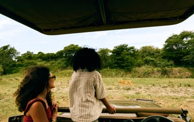 Une femme et son enfant en plein safari