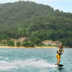 niño corriendo con flotador de piscina